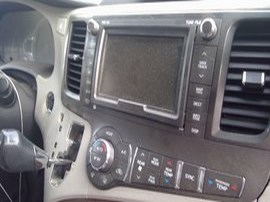 2011 TOYOTA SIENNA SILVER XLE 3.5 AT 2WD.  Z24871